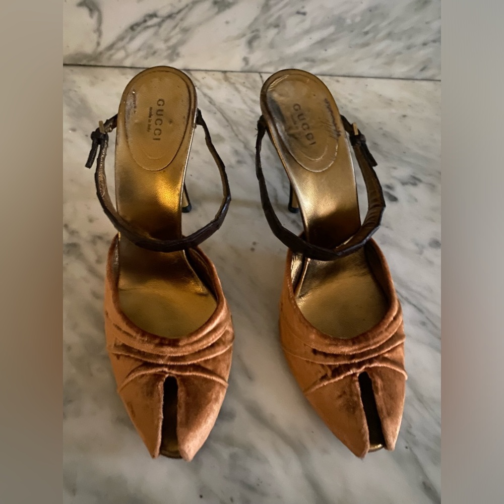 Tom Ford Gucci velvet, and leather heels. Size 9B strap keeper loose. Beautiful
